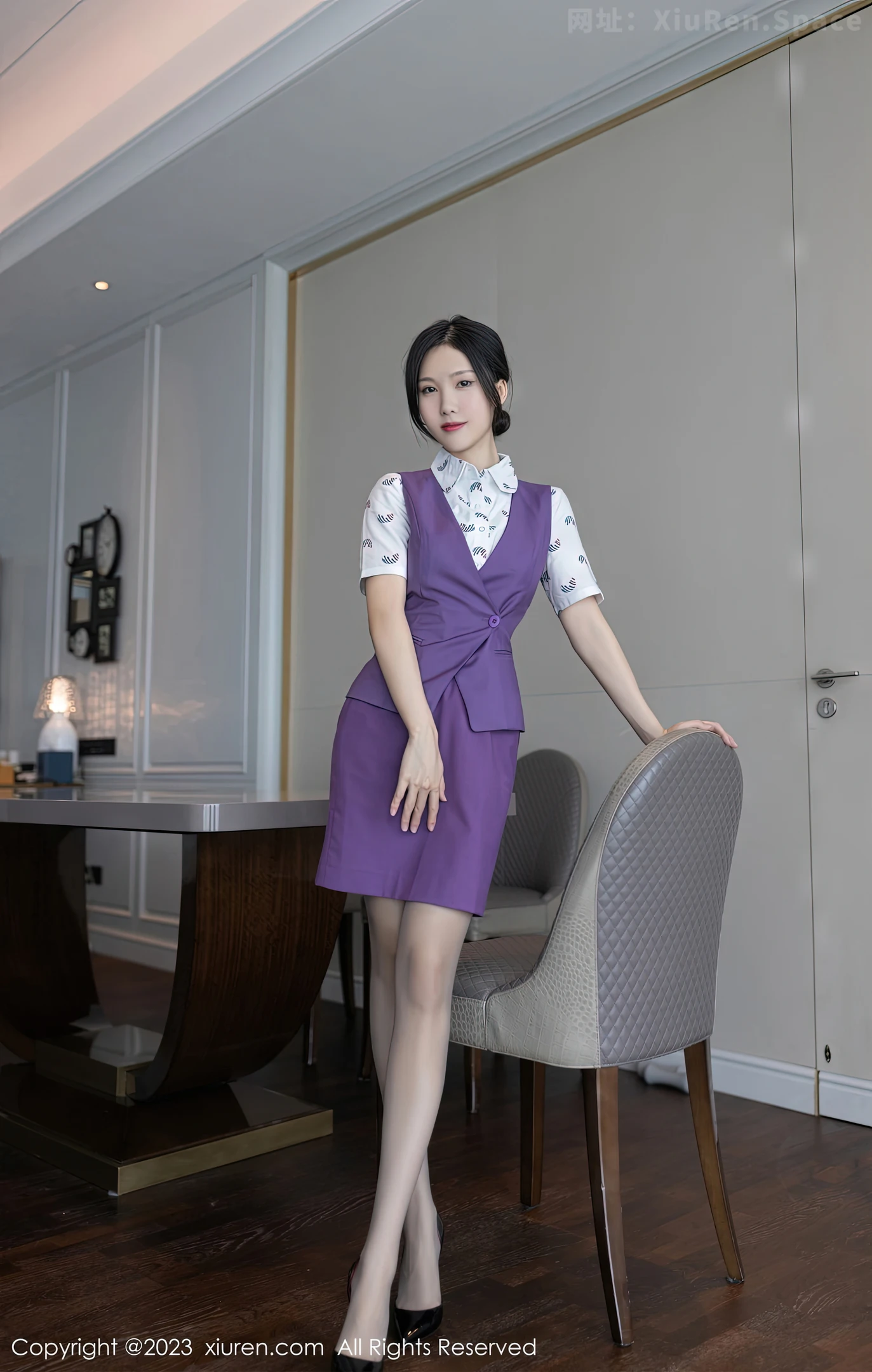 图片[2]-[Xiuren秀人网]2022.12.30 VOL.6074 鱼子酱Fish 黑色吊带连衣裙加紫色丝袜美腿性感私房写真集-秀人网官方网站